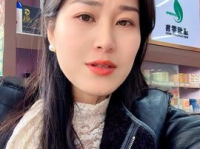 洪姐小姐姐,魅力四溢，引领时尚潮流的时尚达人